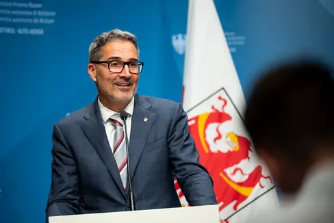 In riferimento alla semplificazione e alla digitalizzazione dei processi amministrativi, il presidente Kompatscher ha sottolineato che è importante aver ottenuto il riscontro positivo delle parti sociali nell’ottica di un processo partecipato e condiviso. Procederemo da subito nell’implementazione già in atto”. (Foto: USP/Fabio Brucculeri)