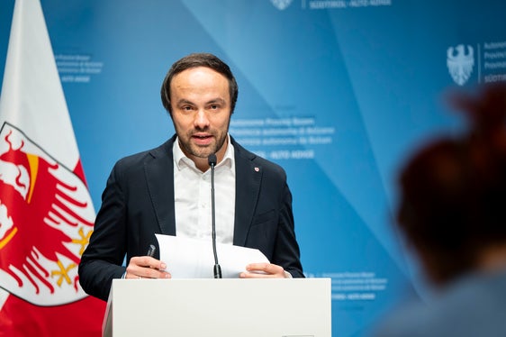 Außerschulische Lernorte bieten Möglichkeiten den Horizont zu erweitern und gestärkt wieder in den Alltag zurückzukehren, ist Landesrat Philipp Achammer überzeugt. (Foto: LPA/Fabio Brucculeri)