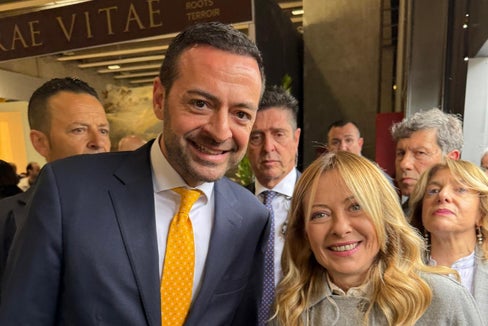 Landesrat Marco Galateo traf bei seinem Besuch der Vinitaly in Verona Ministerpräsidentin Giorgia Meloni. Südtirol stellt ein erfolgreiches Modell dar, das auf Qualität, Innovation und einer starken Verbindung zum Gebiet basiert, betonte Galateo. (Foto: LPA)