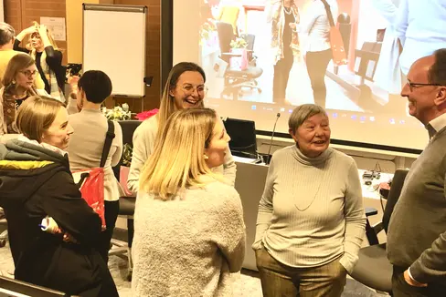 Die Absolventinnen und Absolventen des berufsbegleitenden Lehrganges für Integrationslehrpersonen trafen sich vor Kurzem zu einem Austausch in Bozen. (Foto: LPA/Michaela von Wohlgemuth)