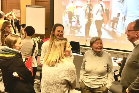 Die Absolventinnen und Absolventen des berufsbegleitenden Lehrganges für Integrationslehrpersonen trafen sich vor Kurzem zu einem Austausch in Bozen. (Foto: LPA/Michaela von Wohlgemuth)
