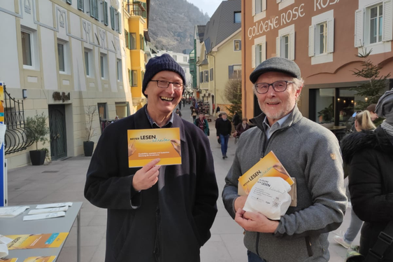 Das kostenlose Unterstützungsangebot wurde 2022 mit einer Sensibilisierungsaktion zum Tag der Muttersprache am 21. Februar in Schlanders vorgestellt. (Foto: LPA/Landesamt für Weiterbildung)