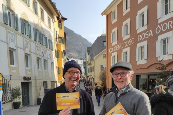 Das kostenlose Unterstützungsangebot wurde 2022 mit einer Sensibilisierungsaktion zum Tag der Muttersprache am 21. Februar in Schlanders vorgestellt. (Foto: LPA/Landesamt für Weiterbildung)