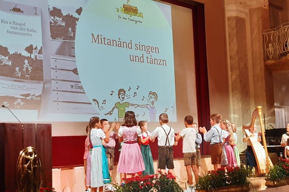 Schülerinnen und Schüler der Grundschule Astfeld zeigten Volkstänze, die sie im vergangenen Schuljahr im Rahmen des Musikvermittlungsprojektes 's Musigkischtl kennen gelernt hatten. (Foto: LPA/Landesmusikschuldirektion)