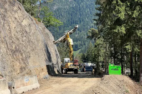 Die Arbeiten für die Umleitung des Verkehrs während der Erneuerung der Brücke Eschenlohe im Ultental auf die alte Straßentrasse laufen. (Foto: Landesabteilung Tiefbau)