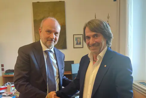 Antrittsbesuch: Gesundheitslandesrat Hubert Messner (rechts im Bild) hat gestern Nachmittag mit Gesundheitsminister Orazio Schillaci strategische Themen im Gesundheitsbereich vertieft. (Foto: LPA/Samuel Vieider)