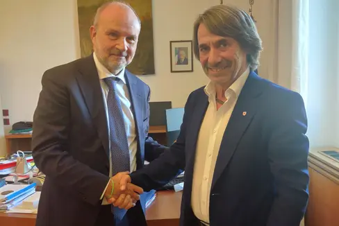 Antrittsbesuch: Gesundheitslandesrat Hubert Messner (rechts im Bild) hat gestern Nachmittag mit Gesundheitsminister Orazio Schillaci strategische Themen im Gesundheitsbereich vertieft. (Foto: LPA/Samuel Vieider)