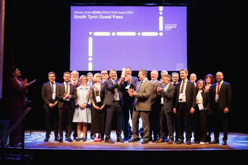 Der Südtirol Guest Pass wurde im Rahmen der Mobility Action Awards 2025 der Europäischen Kommission als bestes europäisches Mobilitätsprojekt ausgezeichnet. Auf der Bühne: die Südtiroler Delegation mit Mobilitätslandesrat Daniel Alfreider. (Foto: LPA/Ivan Brentegani)