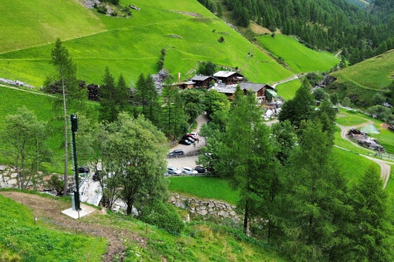 La Radiotelevisione Azienda Speciale dell’Alto Adige (RAS) ha costruito un impianto con il sistema di telefonia mobile DAS in Val di Fosse, garantendo così una copertura continua su un tratto di 17 chilometri finora non servito. (Foto: RAS)
