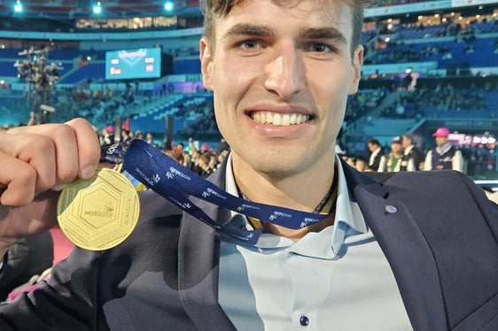 Fabian Fischnaller con la medaglia d'oro (Foto: Valentin Piffrader/Camera di commercio di Bolzano)