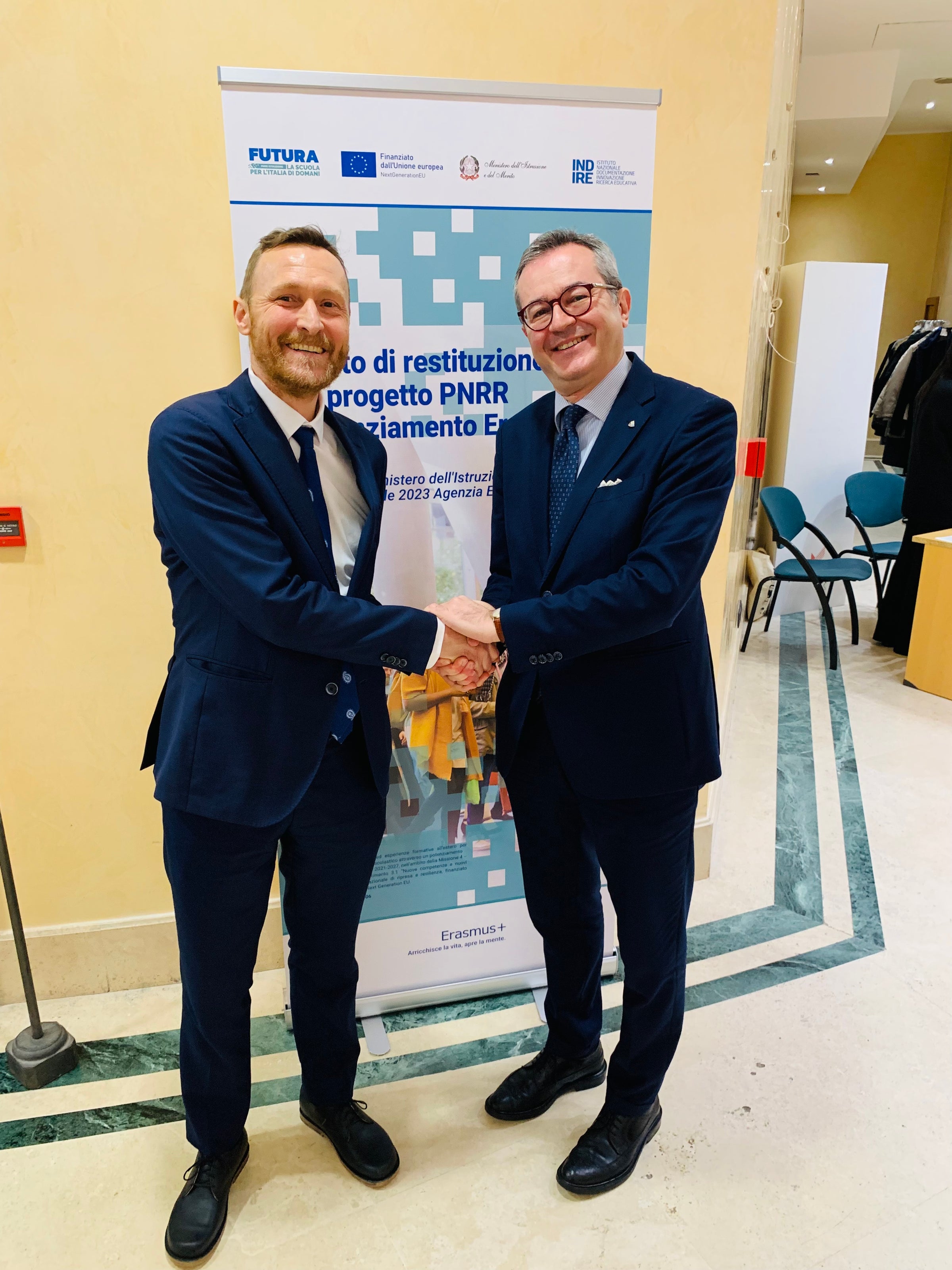 Il direttore di Ripartizione Mathias Stuflesser (a sinistra) con il presidente dell'INDIRE Francesco Manfredi. (Foto: USP/Ripartizione Amministrazione scuola e cultura ladina)