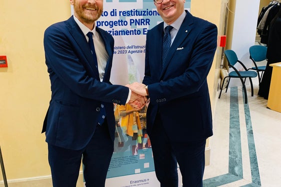 Abteilungsdirektor Mathias Stuflesser (links) mit INDIRE-Präsident Francesco Manfredi. (Foto: LPA/Abteilung Ladinische Bildungs- und Kulturverwaltung)