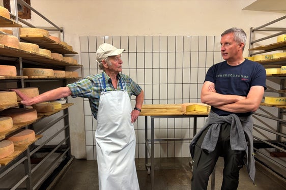 L'alpigiano Josef Abertegger (a sinistra) e l'assessore Luis Walcher (Foto: USP/Dipartimento Agricoltura, Foreste, Turismo)