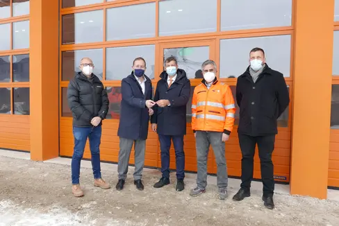 Lokalaugenschein im Straßenstützpunkt Pustertal: Verfahrensverantwortlicher Luca Carmignola, LR Massimo Bessone, LR Daniel Alfreider, Amtsdirektor Götz Rufinatscha und Straßendienst-Abteilungsdirektor Philipp Sicher. (Foto: LPA/Ingo Dejaco)