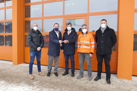 In vista della prossima consegna, hanno preso visione dei lavori e del nuovo capannone del Cantiere val Pusteria a Stegona: (da sx) il RUP Luca Carmignola, gli assessori provinciali Massimo Bessone e Daniel Alfreider, il direttore d'ufficio Götz Rufinatscha e il direttore della Ripartizione Servizio strade Philipp Sicher. (Foto: ASP/Ingo Dejaco)