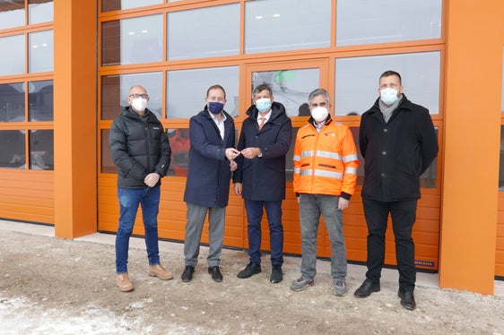 In vista della prossima consegna, hanno preso visione dei lavori e del nuovo capannone del Cantiere val Pusteria a Stegona: (da sx) il RUP Luca Carmignola, gli assessori provinciali Massimo Bessone e Daniel Alfreider, il direttore d'ufficio Götz Rufinatscha e il direttore della Ripartizione Servizio strade Philipp Sicher. (Foto: ASP/Ingo Dejaco)