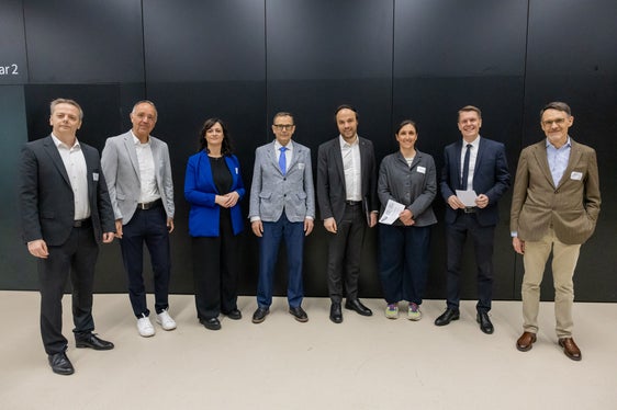 Bei der Tagung im NOI Techpark (von links): Patrick Ohnewein (Tech Transfer Digital, NOI Techpark), Dominik Matt (Fraunhofer Italia), Mara Longhini (Freie Universität Bozen), Franz Schöpf (Abteilung Innovation, Forschung, Universität und Museen), Landesrat Philipp Achammer, Tanja Mimmo (Freie Universität Bozen), Ulrich Stofner (NOI Techpark) und Günther Mathà (Freie Universität Bozen). (Foto: LPA/Bernhard Aichner)