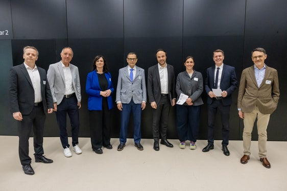 Un confronto al NOI Techpark sul tema dell'IA: Patrick Ohnewein (Tech Transfer Digital, NOI Techpark), Dominik Matt (Fraunhofer Italia), Mara Longhini (Libera Università di Bolzano), Franz Schöpf (Ripartizione Innovazione, Ricerca, Università e Musei), l'assessore Philipp Achammer, Tanja Mimmo (Libera università Bolzano), Ulrich Stofner (direttore NOI Techpark) e Günther Mathà (Libera università di Bolzano). (Foto: USP/Bernhard Aichner)