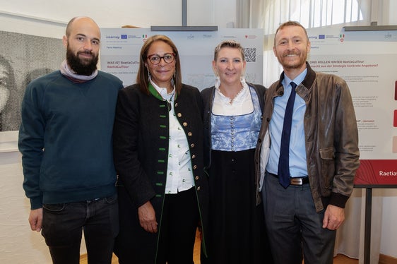 I organisatëures dl proiet Terra-Raetia „RaetiaCultTour“ (da man ciancia: Peter Luis Thaler - GWR Vinschgau, presidënta dl chemun Val Müstair Gabriella Binkert-Becchetti, project manager Ellis Kasslatter, diretëur de repartizion Mathias Stuflesser.) (Foto: Dominik Täuber)