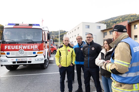 Während der grenzüberschreitenden Katastrophenschutzübung (von links): der Leiter des Tiroler Zentrums für Krisen- und Katastrophenmanagement Elmar Rizzoli, der Direktor der Agentur für Bevölkerungsschutz Klaus Unterweger, Landeshauptmann und Bevölkerungsschutzlandesrat Arno Kompatscher, Tirols Zivil- und Katastrophenschutzlandesrätin Astrid Mair, Peter Angerer vom Landesfeuerwehrband Tirol (Foto: Land Tirol/Die Fotografen)