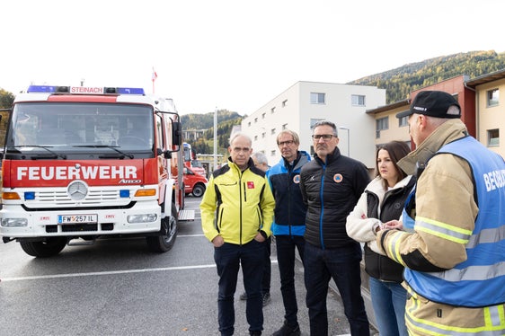 Während der grenzüberschreitenden Katastrophenschutzübung (von links): der Leiter des Tiroler Zentrums für Krisen- und Katastrophenmanagement Elmar Rizzoli, der Direktor der Agentur für Bevölkerungsschutz Klaus Unterweger, Landeshauptmann und Bevölkerungsschutzlandesrat Arno Kompatscher, Tirols Zivil- und Katastrophenschutzlandesrätin Astrid Mair, Peter Angerer vom Landesfeuerwehrband Tirol (Foto: Land Tirol/Die Fotografen)