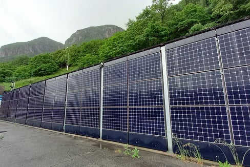 Soprattutto quando il sole è alto, la galleria sulla strada statale a San Giacomo richiede molta energia per l'illuminazione di rinforzo agli ingressi, che viene prodotta in grandi quantità dall'impianto fotovoltaico proprio in quel momento (Foto: Ripartizione Infrastrutture)