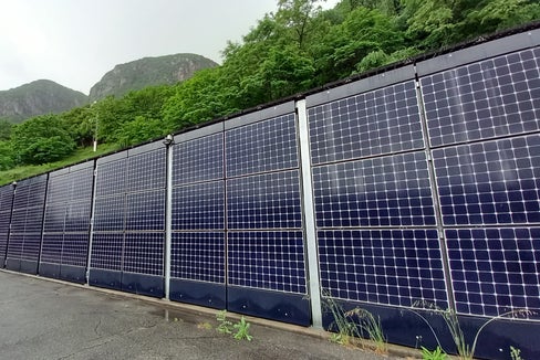 Soprattutto quando il sole è alto, la galleria sulla strada statale a San Giacomo richiede molta energia per l'illuminazione di rinforzo agli ingressi, che viene prodotta in grandi quantità dall'impianto fotovoltaico proprio in quel momento (Foto: Ripartizione Infrastrutture)
