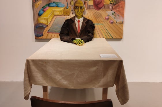 L'opera “Ein Aufeinandertreffen im Wohnzimmer” di Klara Meßner, olio su tela e argilla. (Foto: USP/Direzione Istruzione, formazione e cultura ladina)