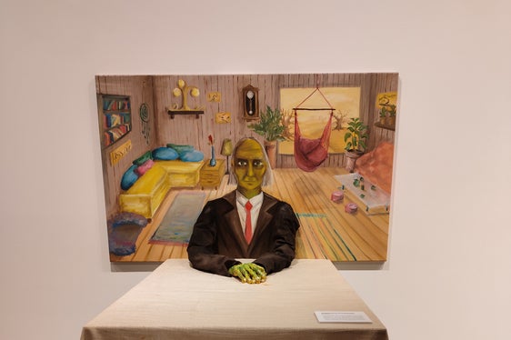 L'opera “Ein Aufeinandertreffen im Wohnzimmer” di Klara Meßner, olio su tela e argilla. (Foto: USP/Direzione Istruzione, formazione e cultura ladina)