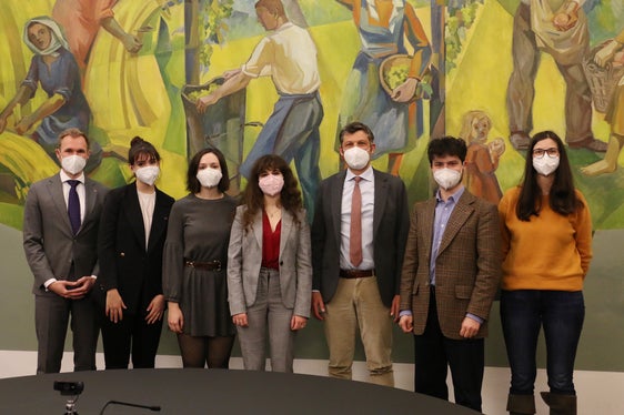 Treffen zur Mobilität für Studierende: Beim Gespräch über Mobilität: Niklas Klinge, Katja Oberrauch, Mariachiara Scibona, Ariane Benedikter, LR Daniel Alfreider, Julian Nikolaus Rensi und Astrid Pichler (Foto: LPA/Ingo Dejaco) (Foto: LPA/Ingo Dejaco)