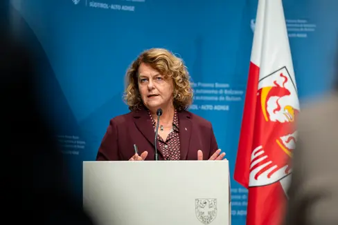 L'assessora Rosmarie Pamer: Stiamo creando nuove linee guida chiare per i servizi sociali in provincia di Bolzano. Vogliamo creare una maggiore trasparenza, standard uniformi e una base chiara per gli enti e le persone interessate“. (Foto: USP/Fabio Brucculeri)