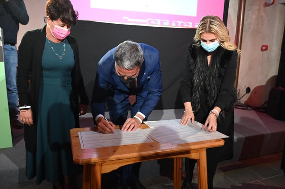 In occasione del 30° anniversario, presidente Kompatscher ha firmato la Carta europea per l'uguaglianza tra donne e uomini. (Foto: USP/Carmen Kollmann)