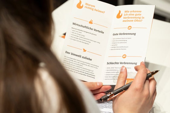 Im Rahmen des Projekts Heizen mit Holz, aber richtig sensibilisiert das Land Südtirol mit Beratungen und Infomaterial die Südtirolerinnen und Südtiroler dafür, wie sie ihre Holzöfen und -herde bestmöglich betreiben können, um Schadstoffe zu reduzieren. (Foto: LPA/Fabio Brucculeri)