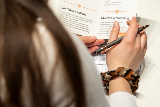 Im Rahmen des Projekts Heizen mit Holz, aber richtig sensibilisiert das Land Südtirol mit Beratungen und Infomaterial die Südtirolerinnen und Südtiroler dafür, wie sie ihre Holzöfen und -herde bestmöglich betreiben können, um Schadstoffe zu reduzieren. (Foto: LPA/Fabio Brucculeri)