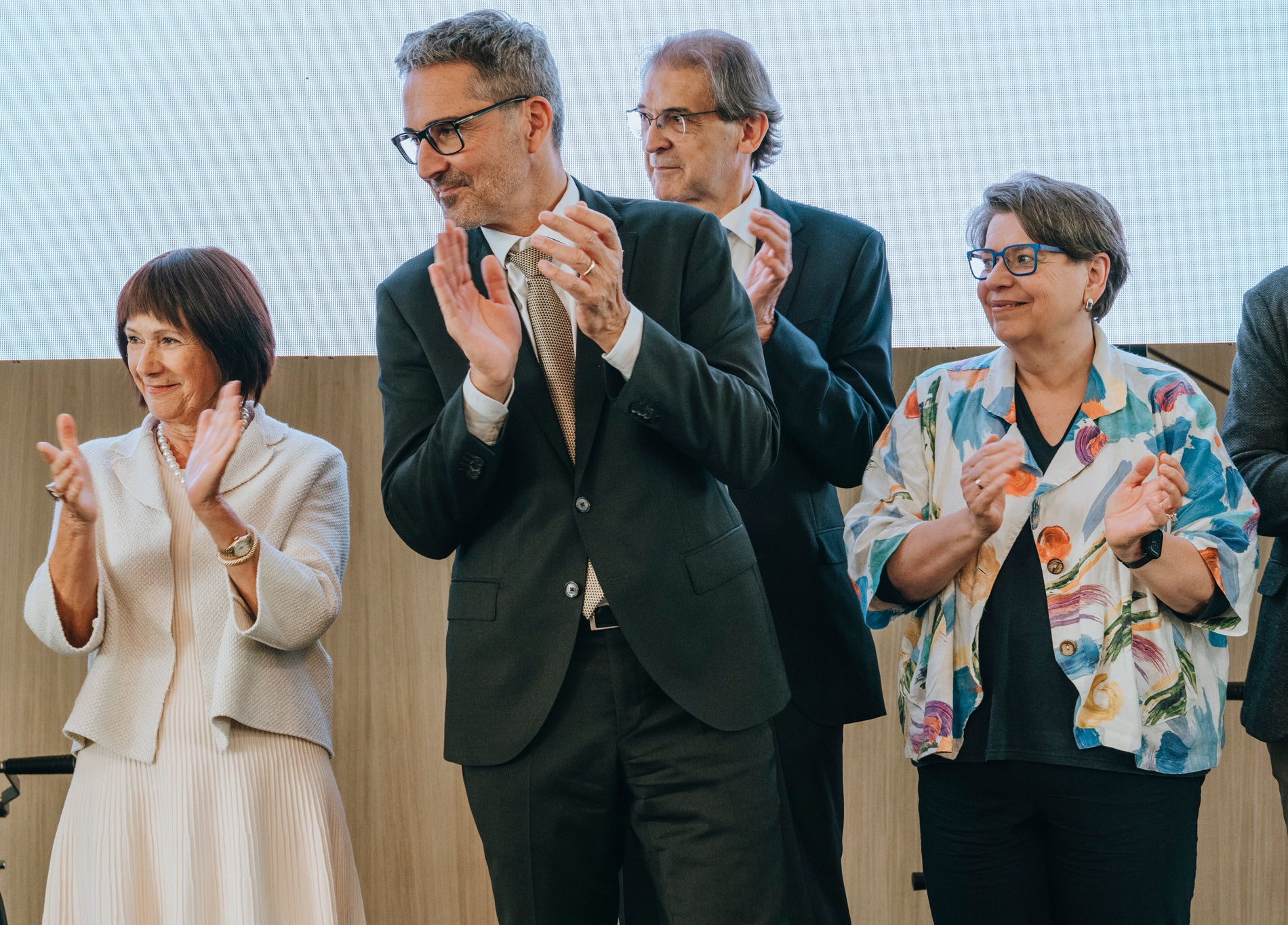 Da sinistra la presidente del NOI Techpark Helga Thaler Ausserhofer, il presidente della Provincia autonoma di Bolzano Arno Kompatscher, il rettore Paolo Lugli e la presidente della Libera Università di Bolzano Ulrike Tappeiner (Foto: NOI Techpark/Daniele Fiorentino)