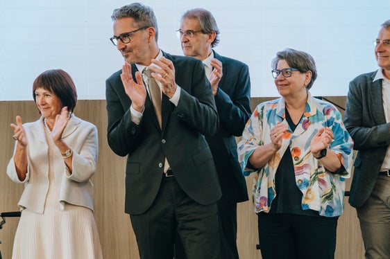 Neue Fakultät für Ingenieurwesen der Freien Universität Bozen im NOI Techpark eröffnet (von links): NOI-Präsidentin Helga Thaler Ausserhofer, Landeshauptmann Arno Kompatscher, Rektor Paolo Lugli, Ulrike Tappeiner, Präsidentin der Freien Universität Bozen (Foto: LPA/NOI Techpark/Daniele Fiorentino)