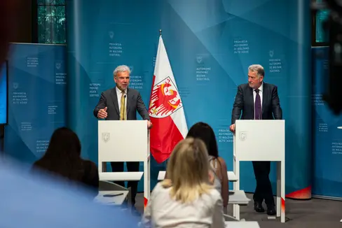 Lo studio presentato oggi (19 giugno) sulla qualità della vita mostra che gli altoatesini hanno una visione differenziata del turismo - l'assessore provinciale, Arnold Schuler, e il direttore del Centro di Competenza per il Turismo e la Mobilità della Libera Università di Bolzano, Thomas Bausch, hanno presentato i risultati dello studio (Foto: ASP/Fabio Brucculeri)
