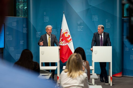 Lo studio presentato oggi (19 giugno) sulla qualità della vita mostra che gli altoatesini hanno una visione differenziata del turismo - l'assessore provinciale, Arnold Schuler, e il direttore del Centro di Competenza per il Turismo e la Mobilità della Libera Università di Bolzano, Thomas Bausch, hanno presentato i risultati dello studio (Foto: ASP/Fabio Brucculeri)