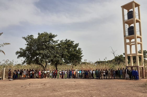 Inaugurazione di un pozzo a Tchakante, in Benin: il progetto di costruzione di un pozzo del Gruppo Missionario di Merano è stato cofinanziato dalla Provincia nell'ambito della gara d'appalto dello scorso anno (Foto: ASP/Ufficio Relazioni estere e volontariato)