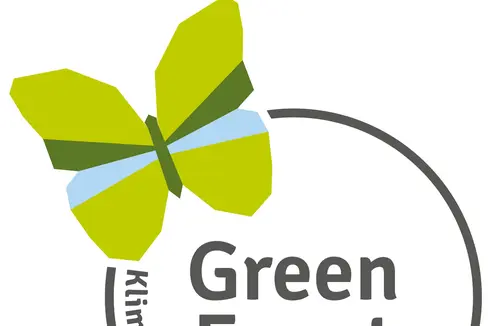 Immer öfter ist das Logo mit dem grünen Schmetterling auf Veranstaltungsplakaten zu sehen: Ab 1. Juni gelten neue Kriterien für den GreenEvent-Zertifizierungsprozess. (Foto: Landesagentur für Umwelt und Klimaschutz)