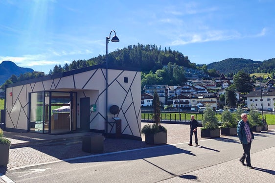 Der Platz, der in Steinegg durch den Bau der neuen Schulturnhalle gestaltet worden ist, wird von der Gemeinschaft bereits rege genutzt. (Foto: LPA/Ursula Pirchstaller)
