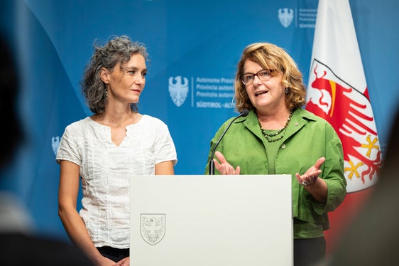 L’opuscolo “Violenza nella terza età. Riconoscere e prevenire le forme di violenza” intende incoraggiare le persone a cercare sostegno, ha sottolineato l’assessora provinciale al Sociale Rosmarie Pamer (a destra) in occasione della presentazione; nella foto, a sinistra, Chiara Furnari dell’Ufficio Anziani e distretti sociali. (Foto: USP/Fabio Brucculeri)