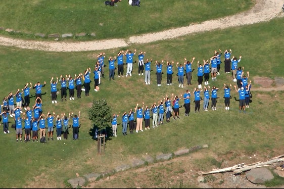 Passend zum Thema bildeten die Schülerinnen und Schüler einen Fisch. (Foto: LPA/Nadia Franzoi)