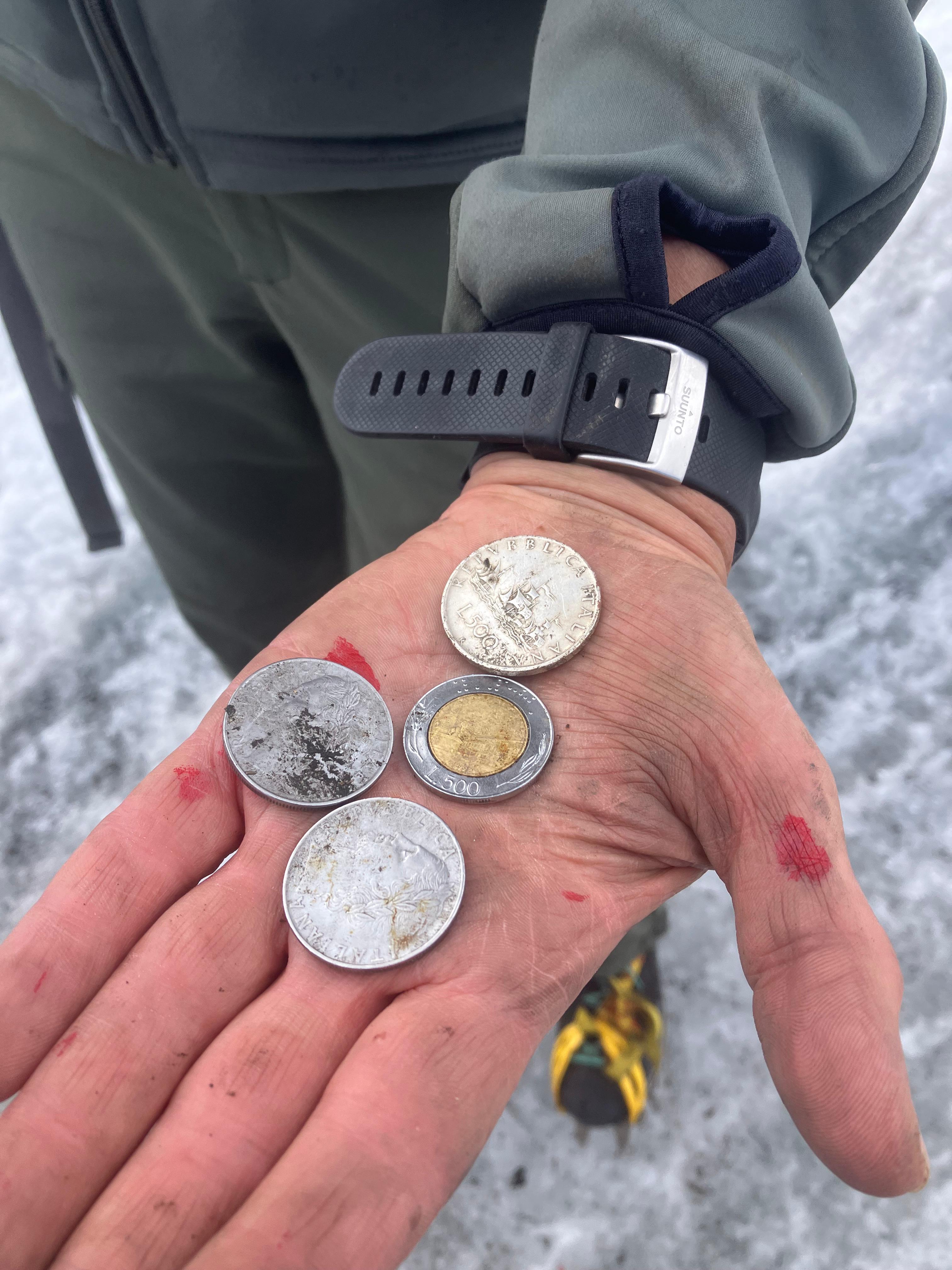 Fundstücke bei der Säuberungsaktion auf den Gletschern im Gebiet des Stilfserjochs