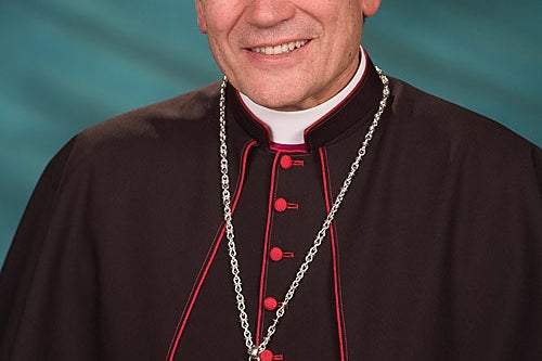 Der Bischof der Diözese Bozen-Brixen, Karl Golser, musste wegen eines atypischen Parkinson-Syndroms im Sommer 2011 von seinem Amt zurücktreten. Nach ihm ist der Wissenschaftspreis benannt, den das Land Südtirol mitträgt. (Foto: Diözese Bozen-Brixen)