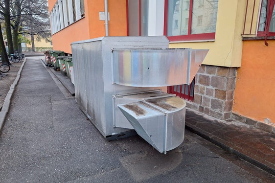 Das mechanisch kontrollierte Lüftungssystem für die Manzoni-Schule befindet sich außerhalb des Gebäudes und ist mit den Klassenzimmern und der Mensa verbunden ist. Dadurch bleibt der Geräuschpegel in den Klassen gering und stört den Unterricht nicht. (Foto: LPA/Gnews)