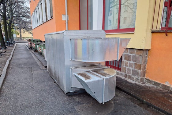 Il sistema di ventilazione meccanica controllata della scuola Manzoni si trova all'esterno dell'edificio ed è collegato alle aule e alla mensa. In questo modo il livello di rumore nelle classi rimane basso e non disturba le lezioni. (Foto: USP/Gnews)