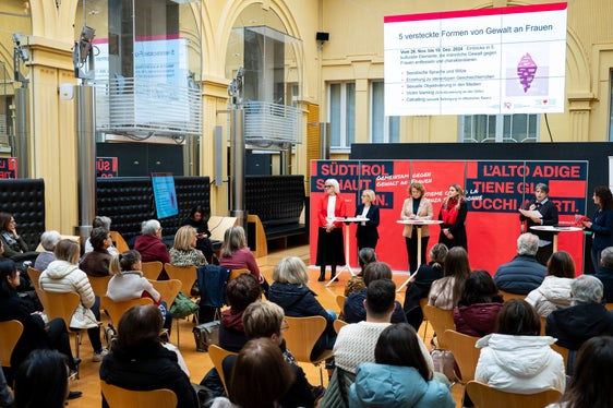 Oggi (18 novembre) è stata presentata nel cortile interno di Palazzo Widmann a Bolzano la campagna “L'Alto Adige tiene gli occhi aperti” (Foto: USP/Fabio Brucculeri)