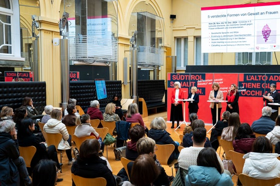 Vernetzt gegen Gewalt an Frauen: Heute (18. November) wurde die Kampagne Südtirol schaut hin im Innenhof von Landhaus 1 in Bozen vorgestellt. (Foto: LPA/Fabio Brucculeri)