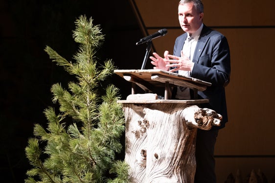 Forstwirtschaftslandesrat Luis Walcher hob hervor, dass ein gesunder Schutzwald für Siedlungen, Infrastrukturen und Landwirtschaftsgebiete von großer Bedeutung sei. (Foto: LPA/Landesabteilung Forstdienst/Matthias Gritsch)